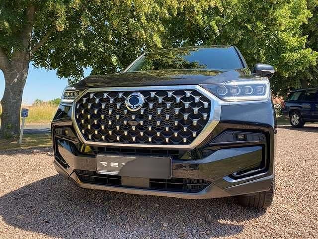 Schwarz metallic Gebraucht 2021 Ssangyong (KGM) Rexton Sapphire SUV | 27.810 € (Etwas zu teuer) - Bild 1/4
