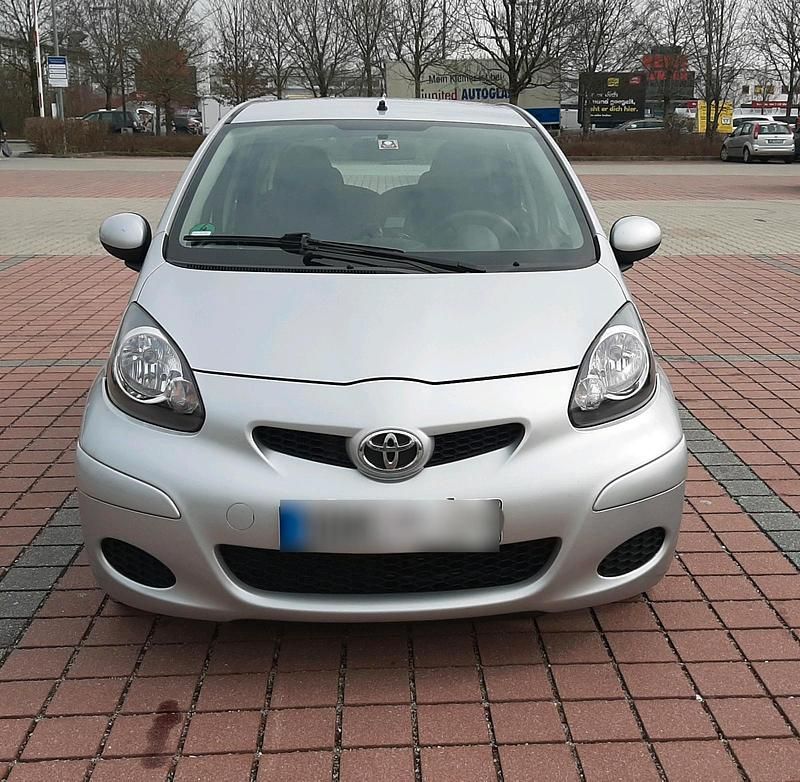 Gebraucht Toyota Aygo 68 PS (50 kW) 2009 Grau Kleinwagen