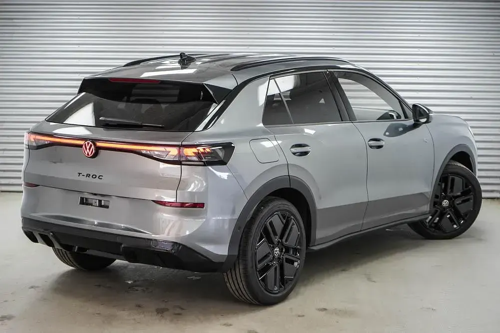 Neu VW T-Roc R-line 150 PS (110 kW) 2026 Wolf grey metallic (a6) SUV