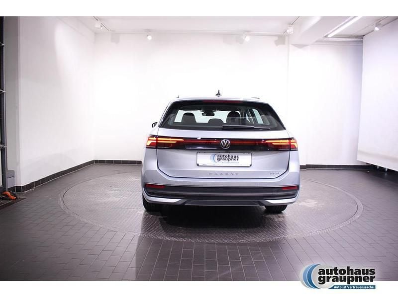 Usata VW Passat 150 CV (110 kW) 2025 Argento Berlina