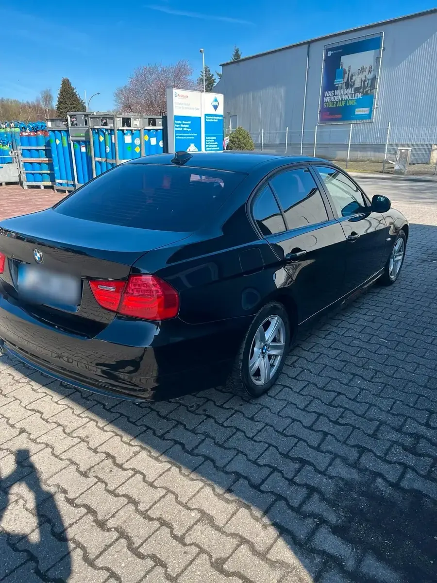 Gebraucht BMW 318 143 PS (105 kW) 2010 Schwarz Limousine