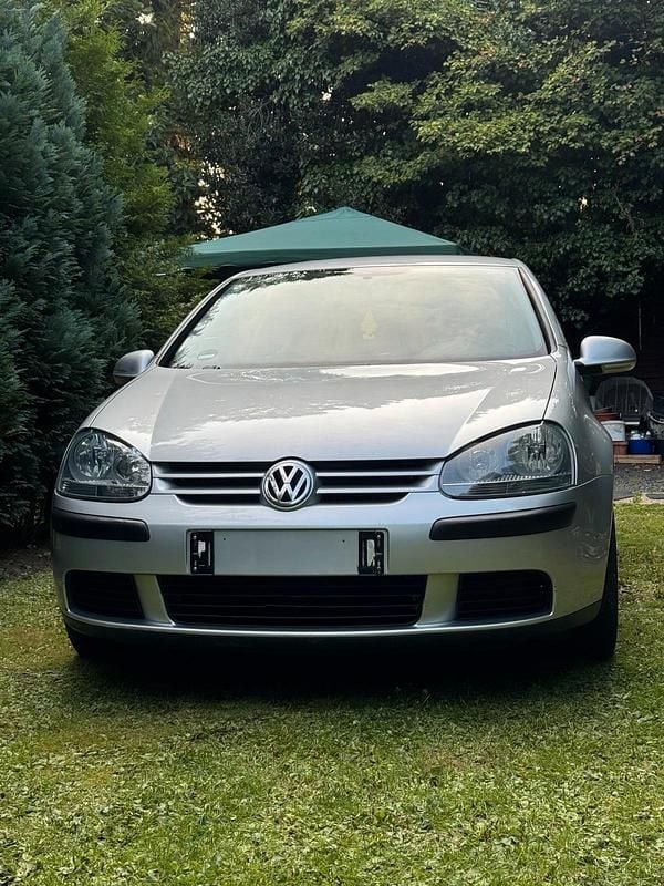Grau Gebraucht 2004 VW Golf V Kleinwagen | 2.499 € (Fairer Preis) - Bild 1/4