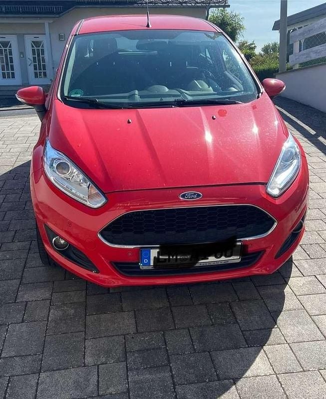 Rot Gebraucht 2017 Ford Fiesta Celebration Kleinwagen | 5.650 € (Guter Preis) - Bild 1/4