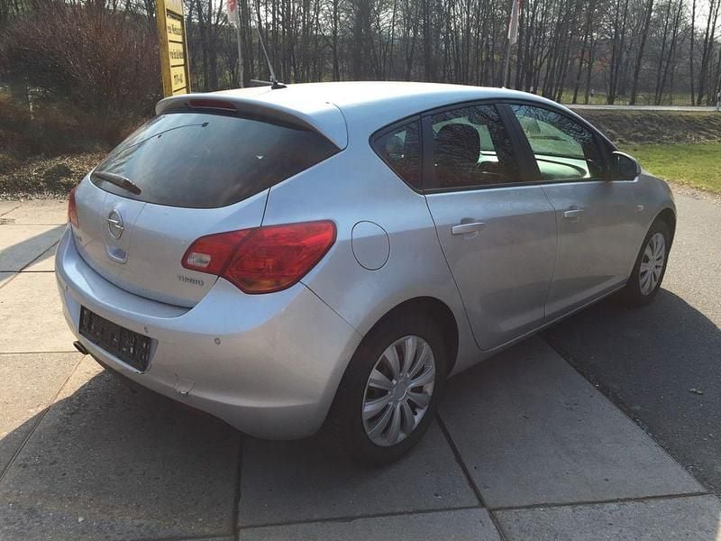 Gebraucht Opel Astra 140 PS (102 kW) 2012 Silber Limousine