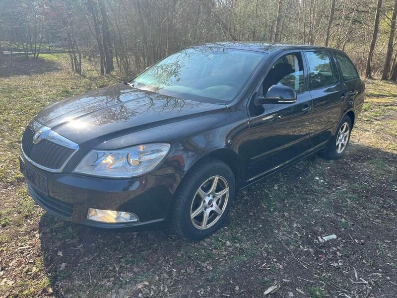 Schwarz Gebraucht 2009 Skoda Octavia Kombi | 1.800 € - Bild 1/4