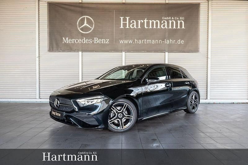 Kosmosschwarz Gebraucht 2025 Mercedes A200 AMG Kleinwagen | 33.750 € (Fairer Preis) - Bild 1/4