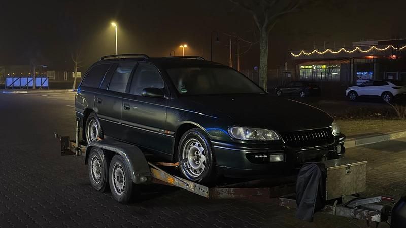 Grün Gebraucht 1995 Opel Omega Kombi | 3.900 € - Bild 1/2