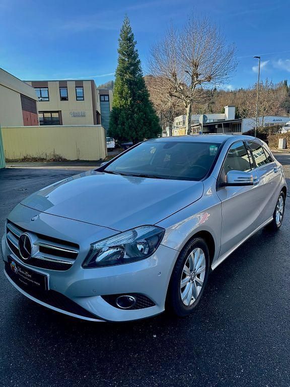 Silber Gebraucht 2013 Mercedes A200 Limousine | 11.590 € (Guter Preis) - Bild 1/4
