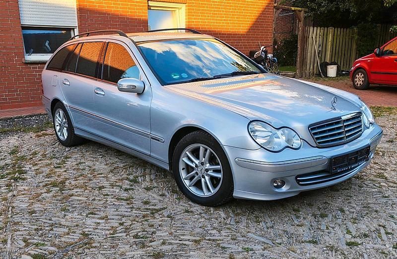 Silber Gebraucht 2006 Mercedes 220 Kombi | 4.199 € - Bild 1/4