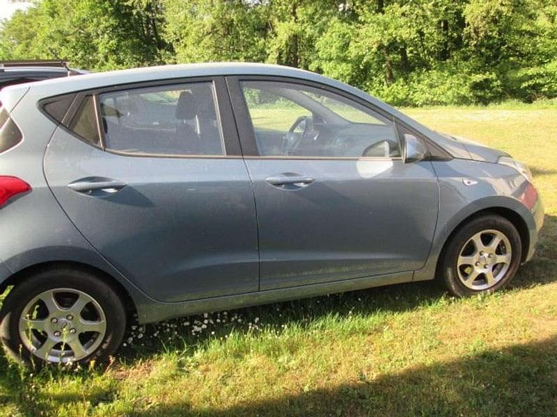 Aqua sparkling / met Gebraucht 2015 Hyundai i10 Trend Kleinwagen | 8.890 € (Fairer Preis) - Bild 1/4