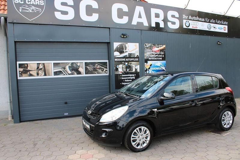 Schwarz Gebraucht 2010 Hyundai i20 Comfort Limousine | 6.999 € (Teuer) - Bild 1/4