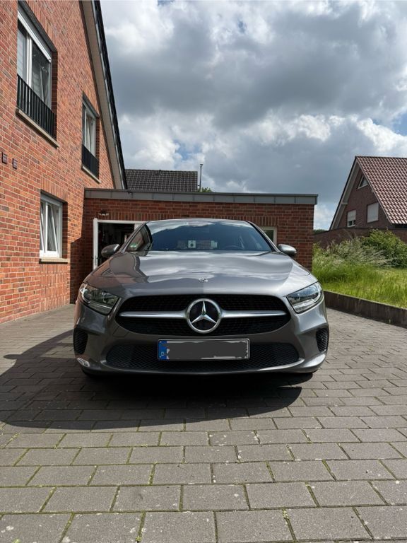 Grau Gebraucht 2019 Mercedes A180 Limousine | 22.490 € (Fairer Preis) - Bild 1/4