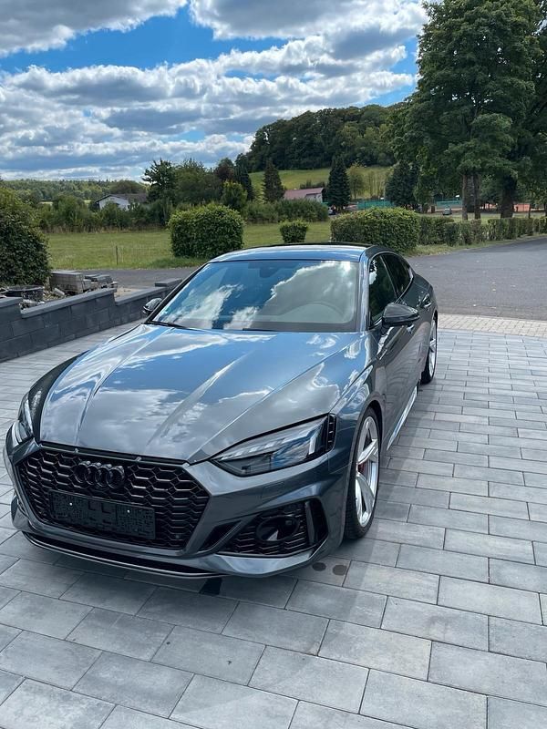 Grau Gebraucht 2023 Audi RS5 Sportback Black Edition Limousine | 68.300 € - Bild 1/4