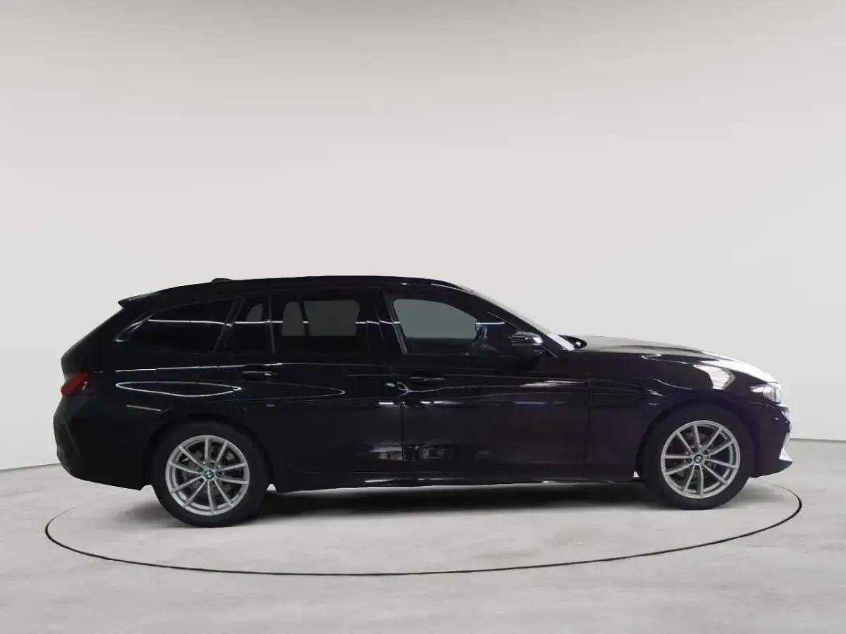 Gebraucht BMW 318 Sport Line 150 PS (110 kW) 2023 Saphirschwarz metallic Kombi