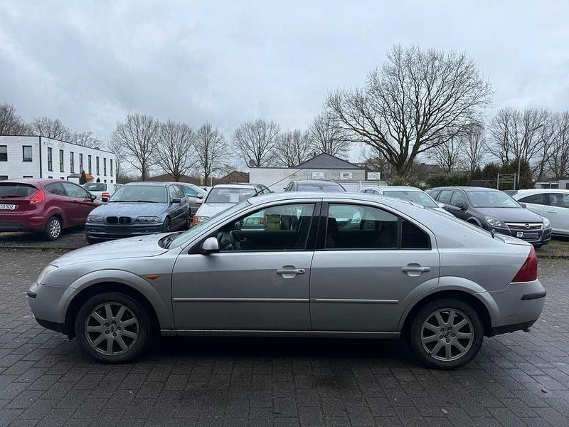 Gebraucht Ford Mondeo Ambiente 125 PS (91 kW) 2002 Silber Limousine