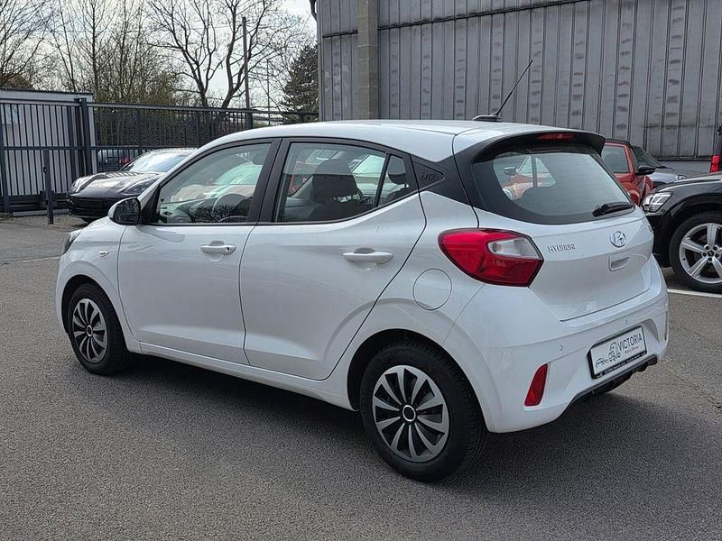 Gebraucht Hyundai i10 Select 67 PS (49 kW) 2023 Weiß Kleinwagen