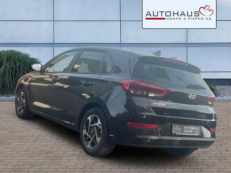 Neu Hyundai i30 98 PS (72 kW) 2025 Schwarz Limousine