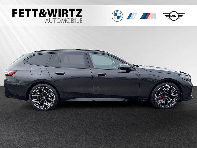 Sophistograu brillanteffekt metallic Neu 2025 BMW 540 M Sport Kombi | 87.590 € (Teuer) - Bild 1/3