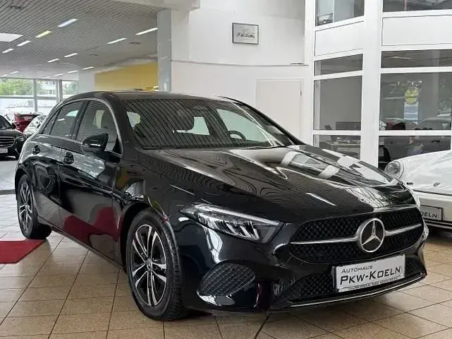 Gebraucht Mercedes A180 116 PS (85 kW) 2025 Kosmosschwarz  metallicla (metallic) Limousine
