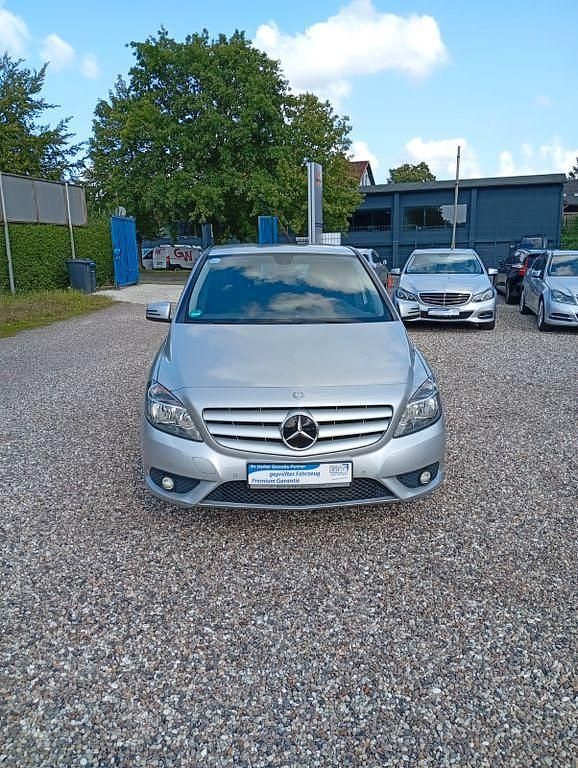 Silber Gebraucht 2014 Mercedes B180 Van / Kleinbus | 11.969 € (Guter Preis) - Bild 1/4