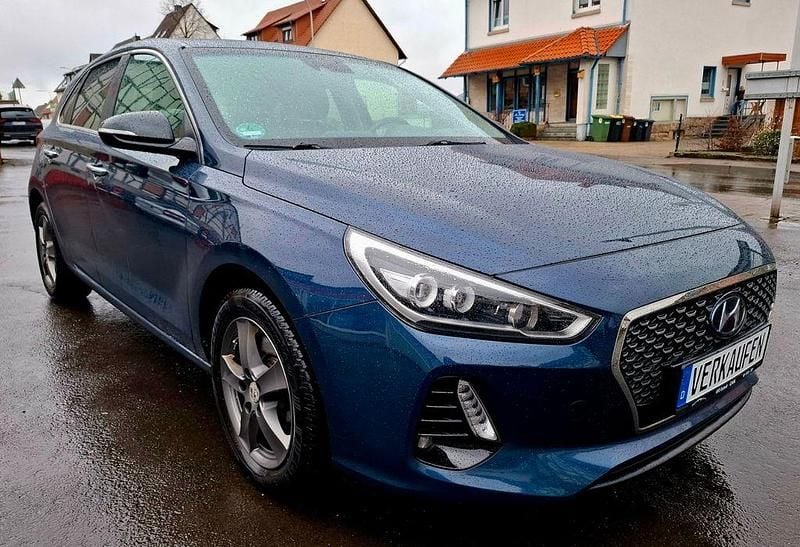 Gebraucht Hyundai i30 Intro Edition 110 PS (80 kW) 2017 Blau Limousine