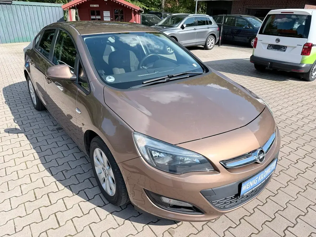 Gebraucht Opel Astra Edition 116 PS (85 kW) 2015 Braun Limousine