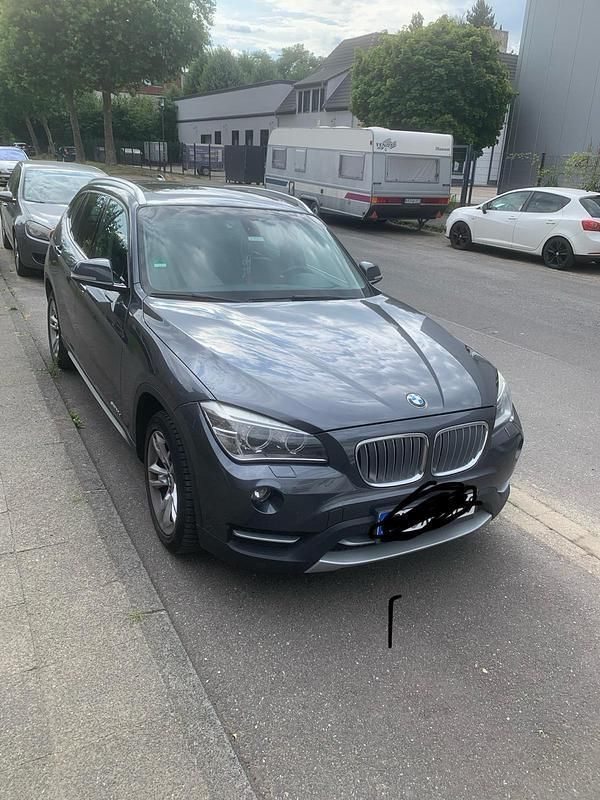 Grau Gebraucht 2013 BMW X1 xLine SUV | 6.250 € (Fairer Preis) - Bild 1/4
