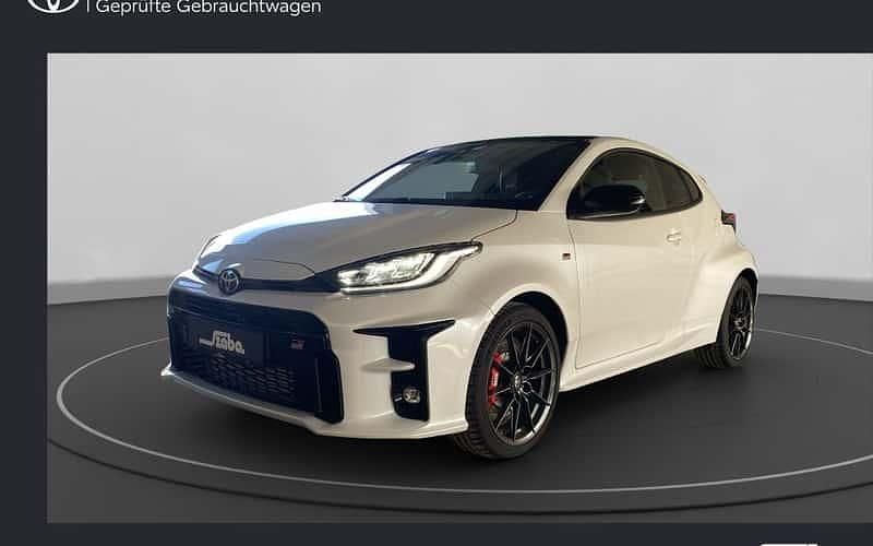 Weiß Gebraucht 2024 Toyota Yaris Edition Limousine | 41.550 € (Fairer Preis) - Bild 1/4