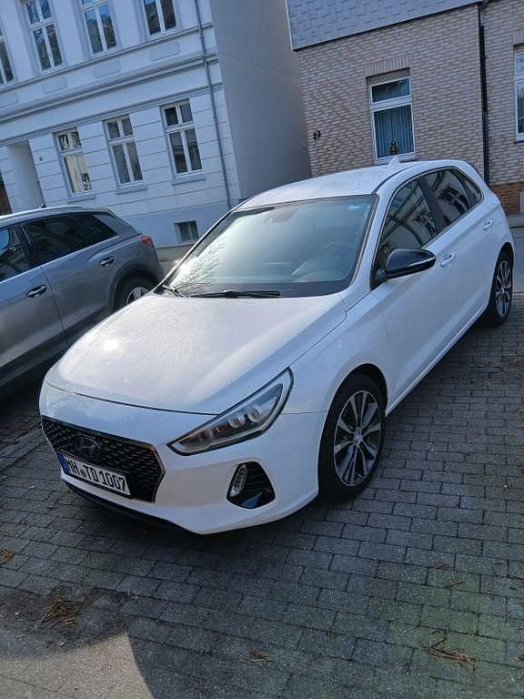 Gebraucht Hyundai i30 Intro Edition 120 PS (88 kW) 2017 Weiß Limousine
