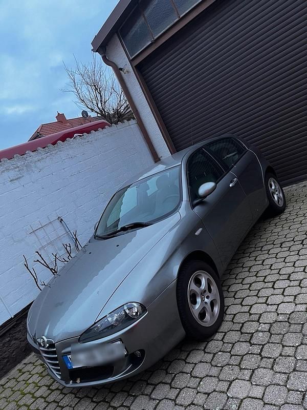 Grau Gebraucht 2005 Alfa Romeo 147 Kleinwagen | 1.450 € (Fairer Preis) - Bild 1/4