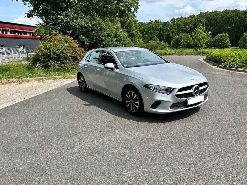 Silber Gebraucht 2021 Mercedes A180 Progressive Limousine | 22.595 € (Guter Preis) - Bild 1/4