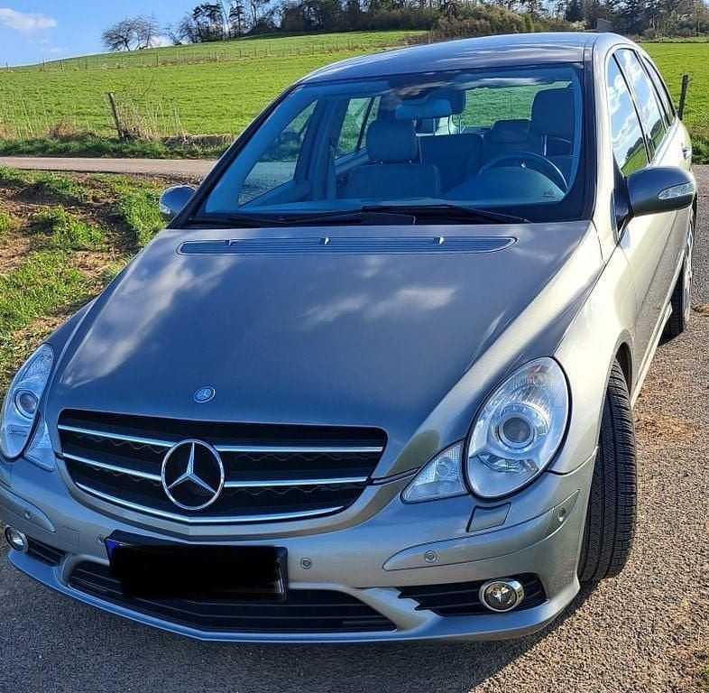 Grau Gebraucht 2009 Mercedes R350 Van / Kleinbus | 7.990 € (Etwas zu teuer) - Bild 1/4