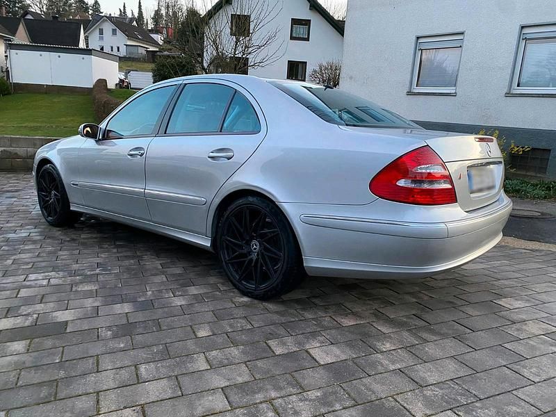 Gebraucht Mercedes E240 Avantgarde 177 PS (130 kW) 2003 Silber Limousine