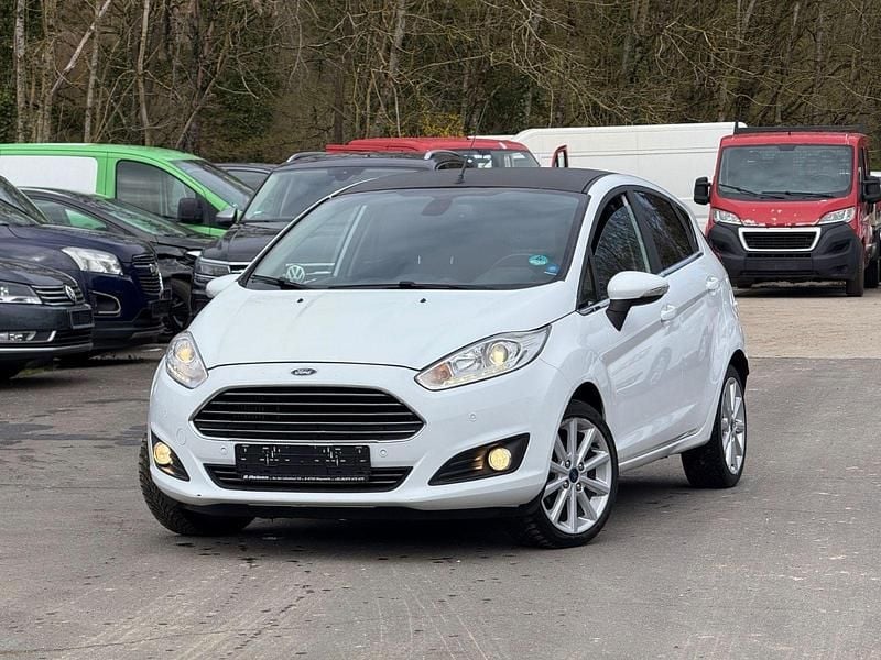 Gebraucht Ford Fiesta Titanium 95 PS (69 kW) 2015 Weiß Kleinwagen