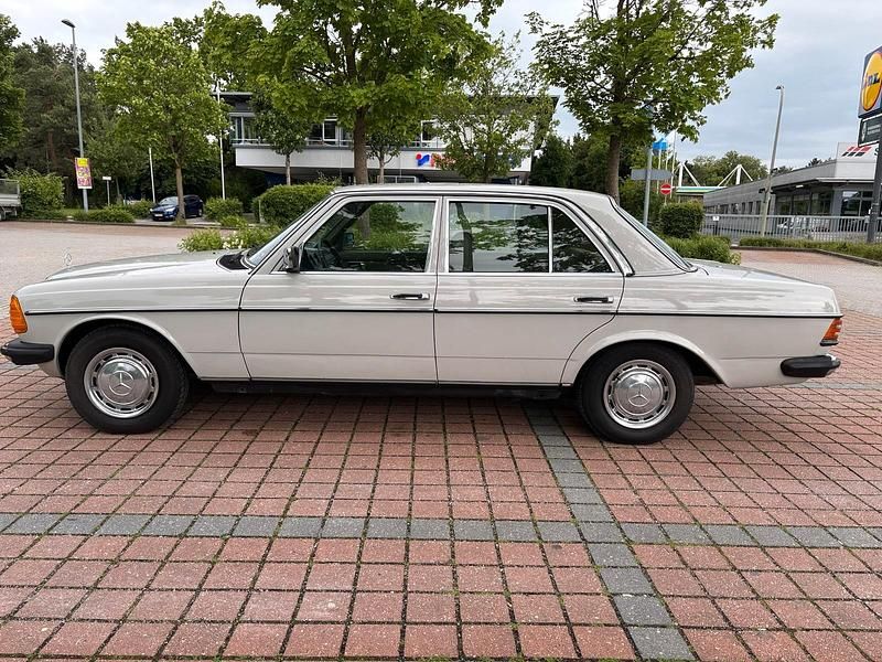 Gebraucht Mercedes 200 60 PS (44 kW) 1980 Grau Limousine