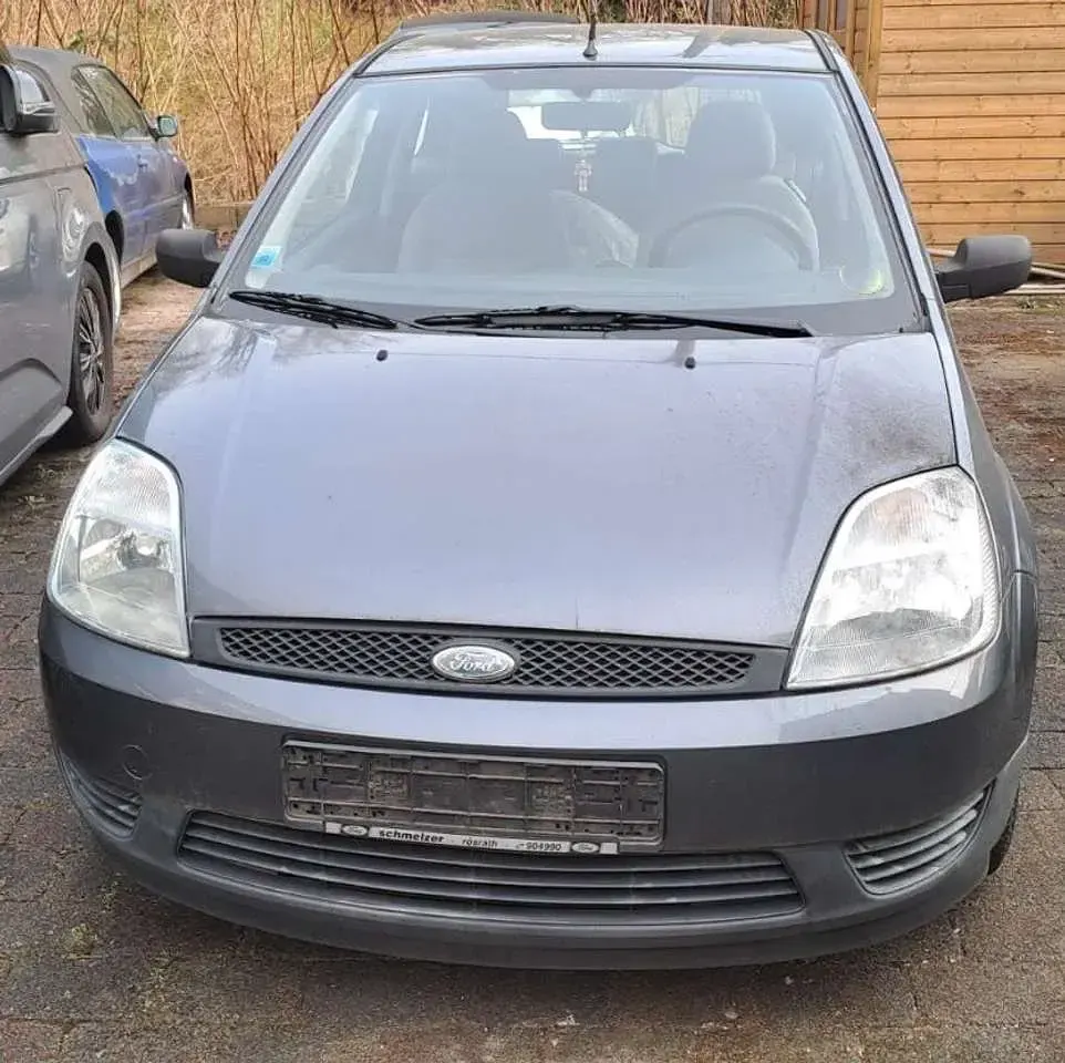 Gebraucht Ford Fiesta Ambiente 68 PS (50 kW) 2002 Spacegreymetallik Kleinwagen