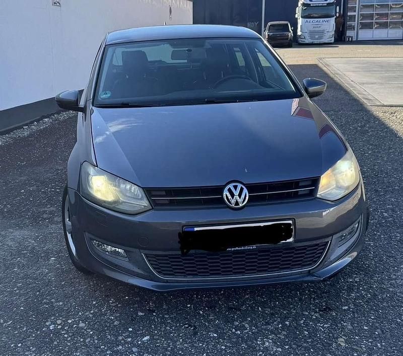 Grau Gebraucht 2010 VW Polo Highline Limousine | 3.950 € - Bild 1/4