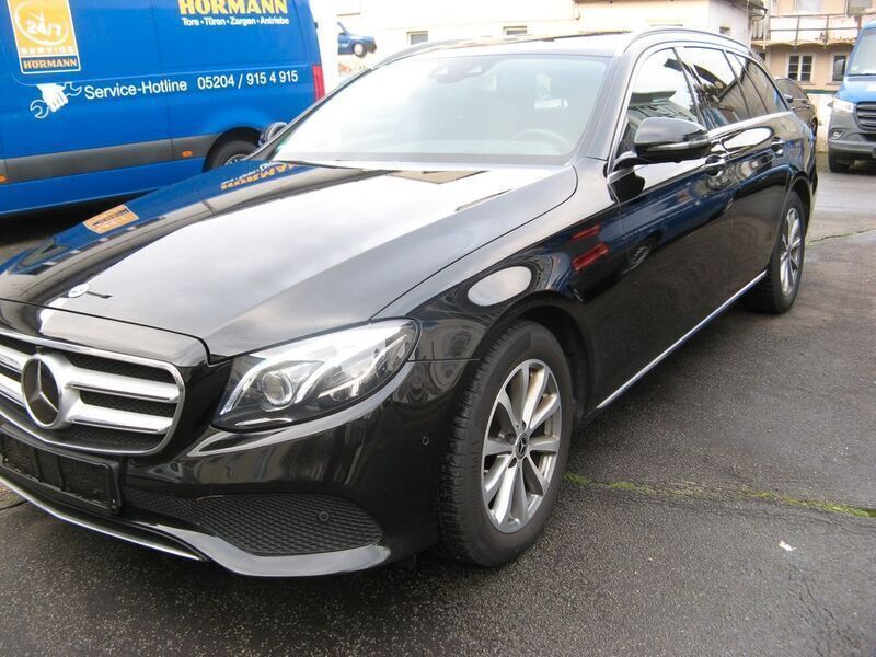 Schwarz Gebraucht 2017 Mercedes E220 Avantgarde Limousine | 24.900 € (Fairer Preis) - Bild 1/4