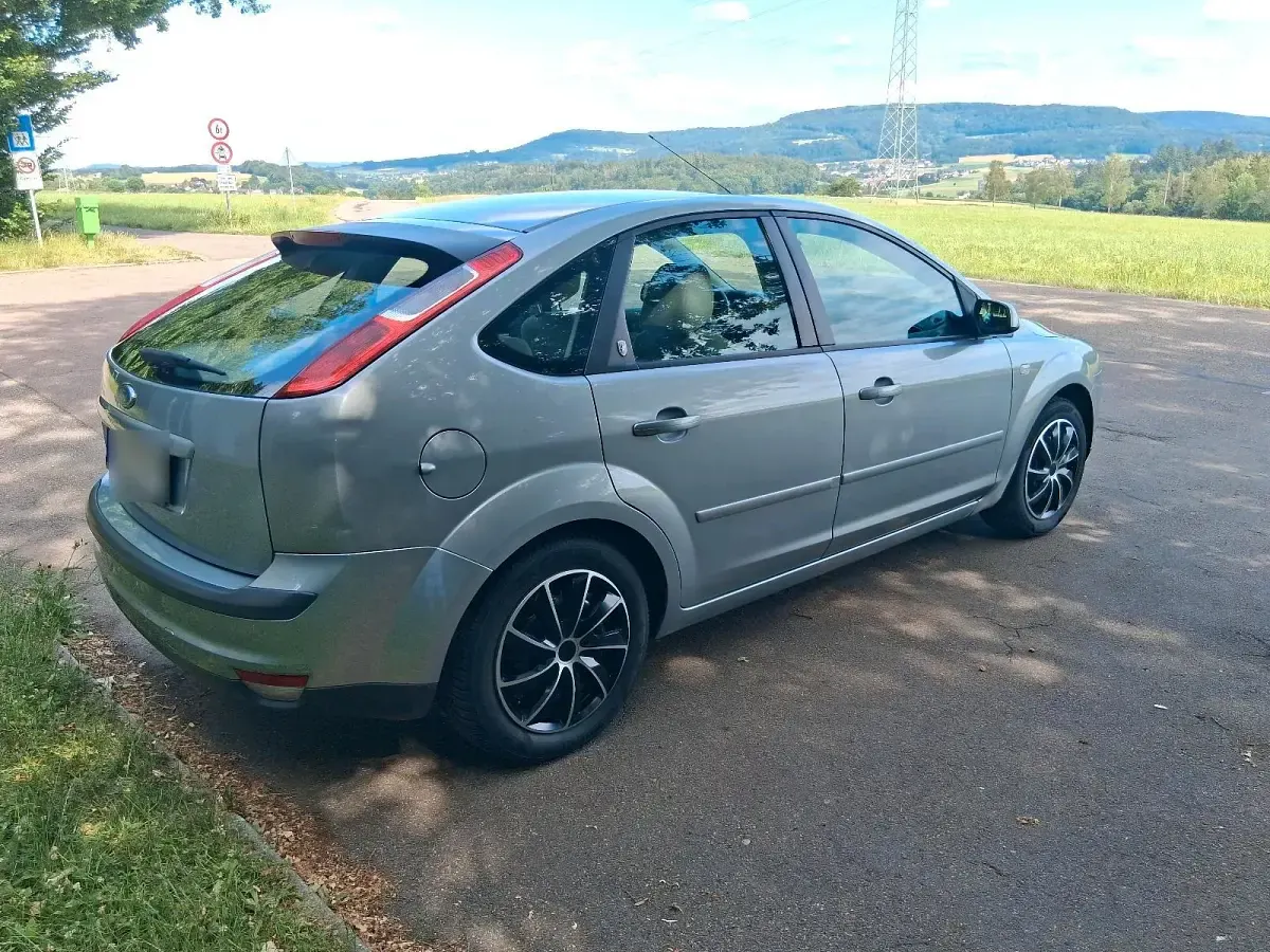Gebraucht Ford Focus 115 PS (84 kW) 2005 Grau Limousine