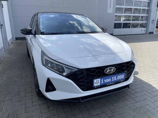 Weiß Gebraucht 2021 Hyundai i20 Prime Limousine | 16.501 € (Fairer Preis) - Bild 1/4