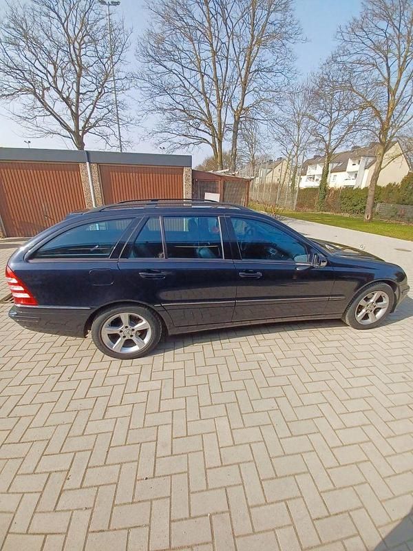 Gebraucht Mercedes C180 Avantgarde 143 PS (105 kW) 2005 Blau Kombi