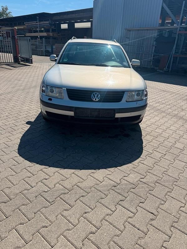 Silber Gebraucht 1999 VW Passat Kombi | 750 € (Guter Preis) - Bild 1/4