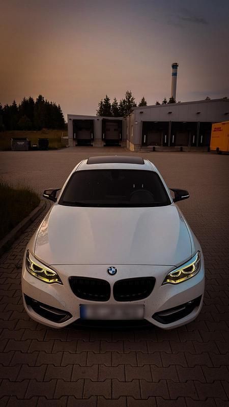 Weiß Gebraucht 2015 BMW 220 Sport Line Coupé | 15.850 € (Fairer Preis) - Bild 1/4