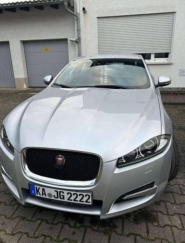 Silber Gebraucht 2015 Jaguar XF Limousine | 15.500 € (Fairer Preis) - Bild 1/4