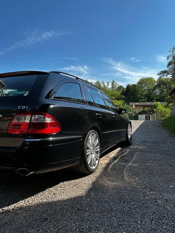 Schwarz Gebraucht 2006 Mercedes E320 Avantgarde Kombi | 6.500 € (Fairer Preis) - Bild 1/4
