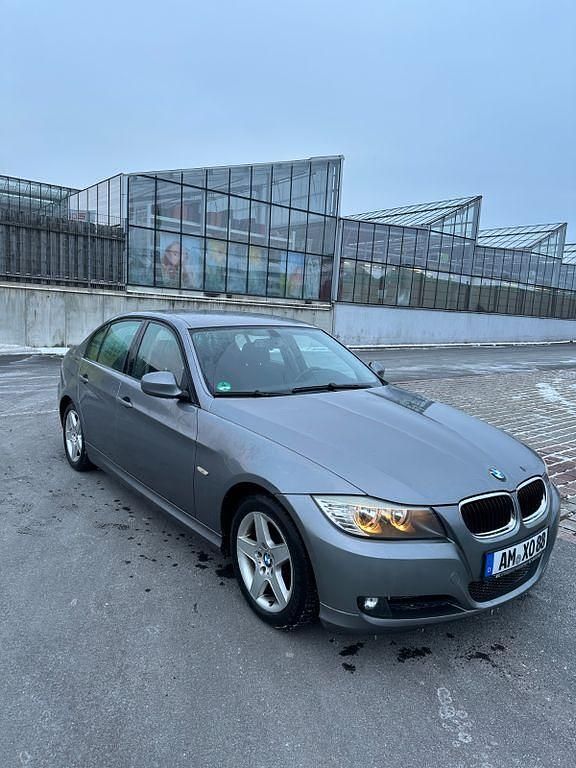 Gebraucht BMW 318 143 PS (105 kW) 2009 Grau Limousine