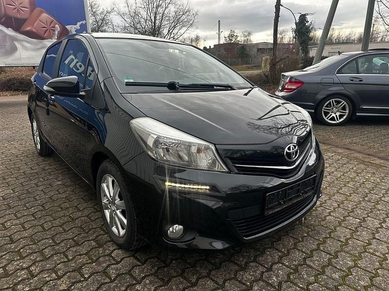 Schwarz Gebraucht 2013 Toyota Yaris Edition Limousine | 4.790 € (Fairer Preis) - Bild 1/4