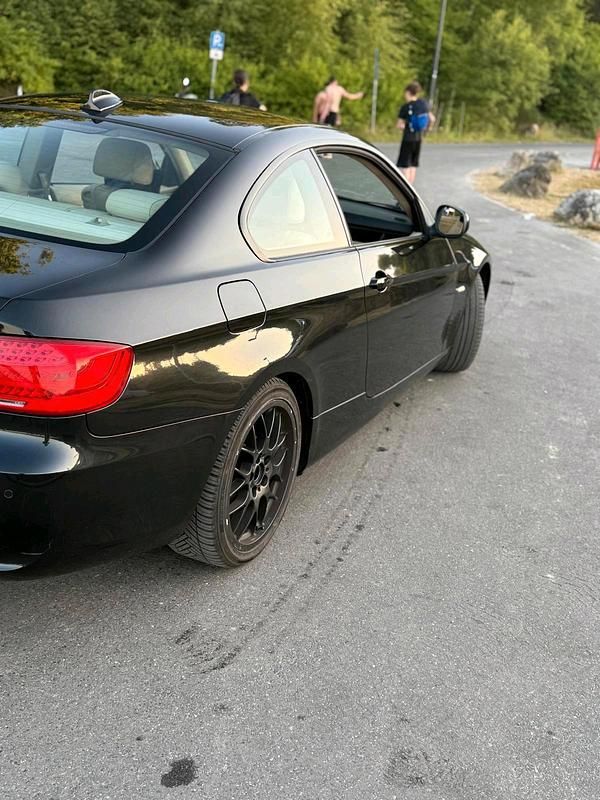 Gebraucht BMW 320 170 PS (125 kW) 2010 Schwarz Coupé