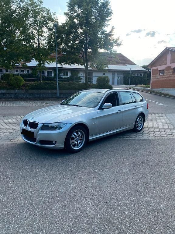 Silber Gebraucht 2011 BMW 318 Kombi | 6.499 € (Fairer Preis) - Bild 1/4