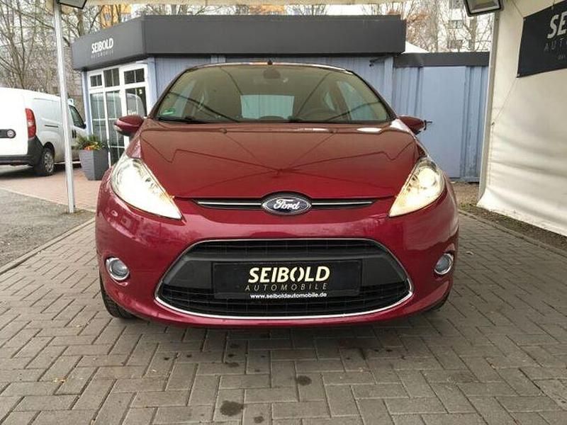 Gebraucht Ford Fiesta Titanium 104 PS (76 kW) 2012 Violett Kleinwagen